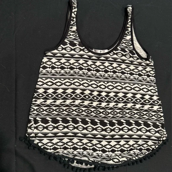4/$15 Blu Planet Black and White Geometric Cropped Tank with Trim - Picture 1 of 3